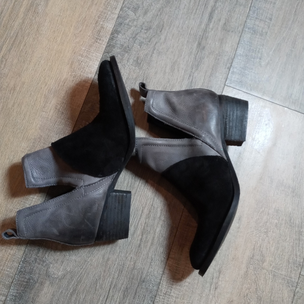 Journee Leather V Cut Dempsy Ankle Booties 6.5